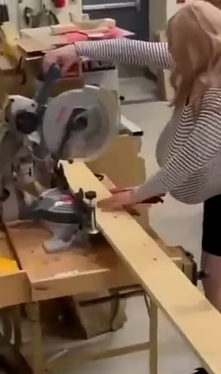 Trans-Lehrerin soll keine XXL-Brüste mehr tragen