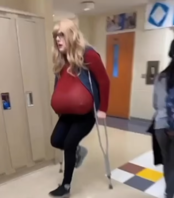 Trans-Lehrerin soll keine XXL-Brüste mehr tragen