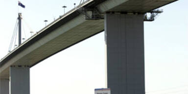 Australier warf kleine Tochter von Brücke