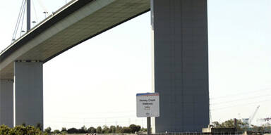 Australier warf kleine Tochter von Brücke