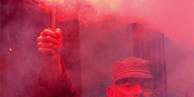 Aufgebrachte Fischer greifen Polizisten an