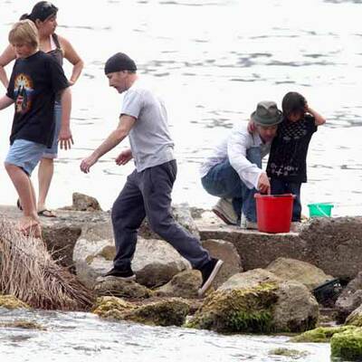 Ein Tag am Meer mit Brangelina & The Edge