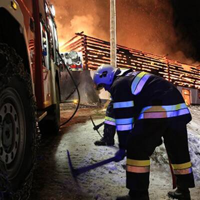 Rund 100 Feuerwehrleute waren sechs Stunden im Einsatz.