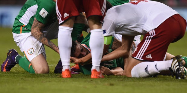 Irland-Star mit Atemmaske vom Platz getragen