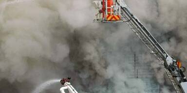200 Feuerwehrmänner kämpften gegen Hochhausbrand