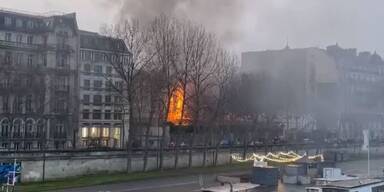 Gro&szlig;brand im Zentrum von Paris ausgebrochen