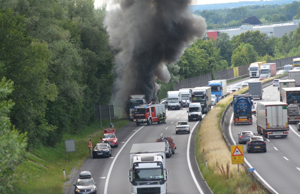 Spektakulärer Lkw-Brand auf Autobahn