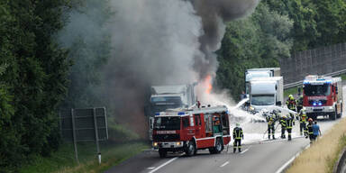 Spektakul&auml;rer Lkw-Brand auf Autobahn