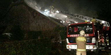 300 Jahre altes Holzhaus in Brand