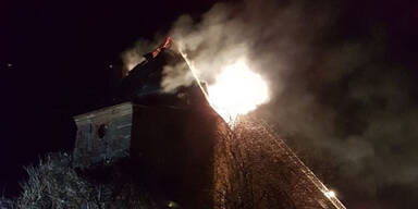 Großbrand in historischem Turm in NÖ
