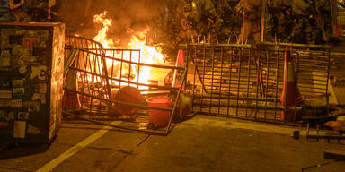 Pfeile und Benzinbomben bei Protesten in Hongkong