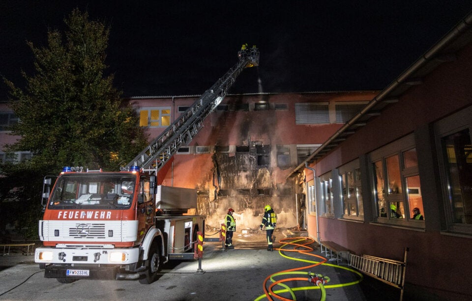 Schüler-Duo legt Feuer in Schule und filmt Brand