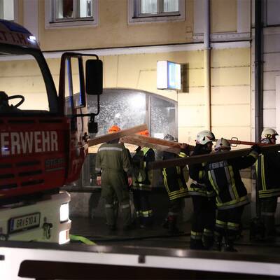 Rätselhafte Explosion löst Brand aus