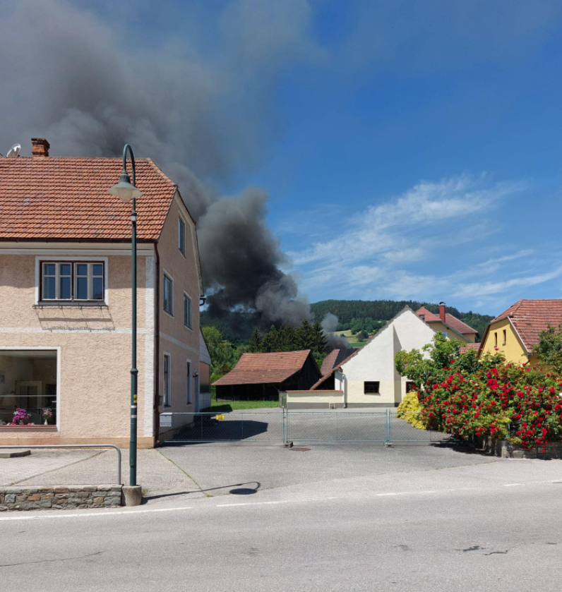 Feuerwehr-Großeinsatz bei Hallenbrand