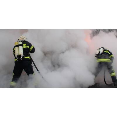  Ein Pkw geriet auf der A25 Richtung Wels in Brand