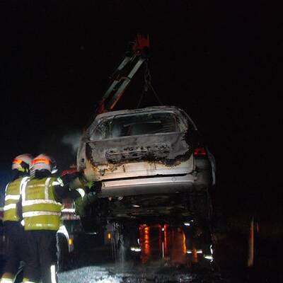 Ein PKW ist auf der A2 in Vollbrand geraten.
