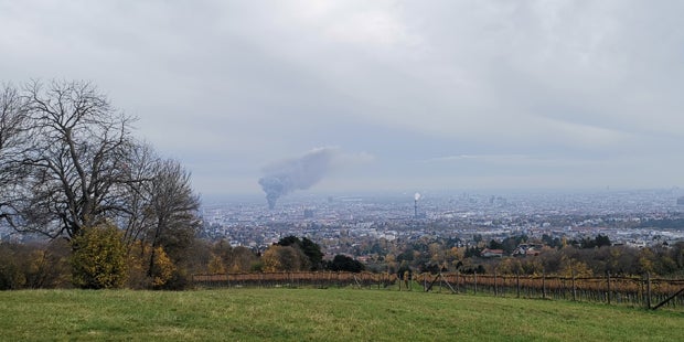 Rauchsäule über Wien: Großbrand in der Nordbahnhalle