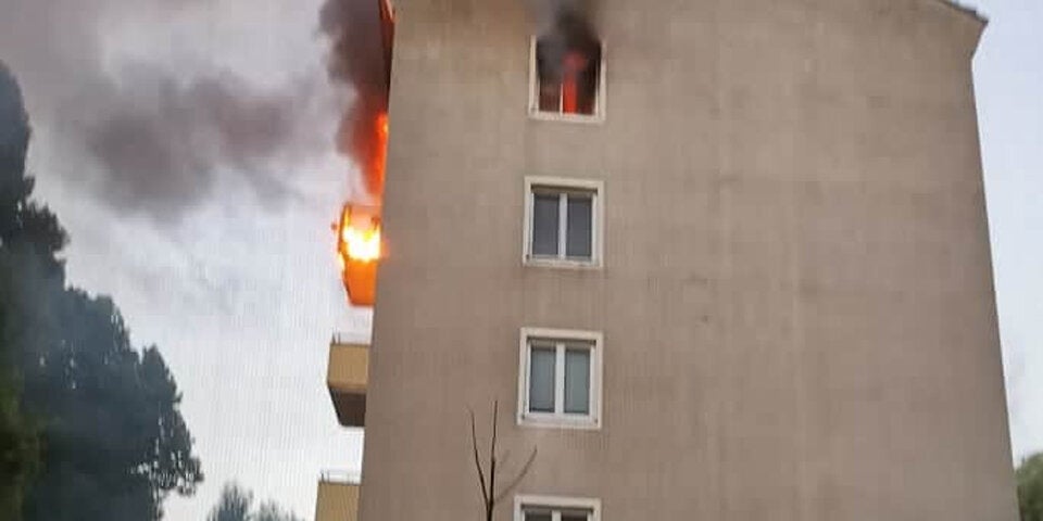 Feuer-Drama: Mutter sprang aus Fenster - Koma