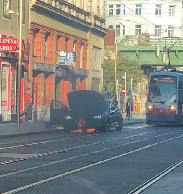 Spektakulärer Auto-Brand mitten in Wien