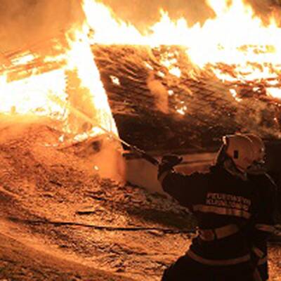 Rund 100 Feuerwehrleute waren sechs Stunden im Einsatz.
