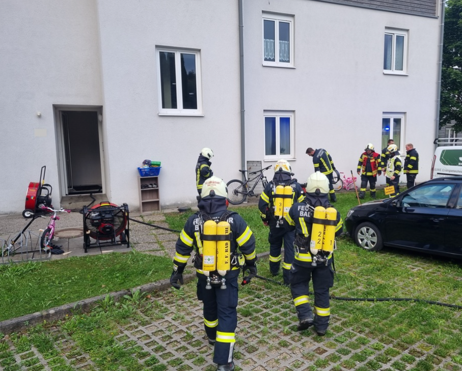 20 Bewohner nach Brand evakuiert: Polizei ermittelt