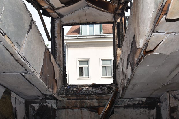 Wohungsbrand mitten in Wien - eine Person verletzt