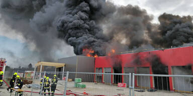 Gasflaschen explodieren: Brand bei Roten Kreuz