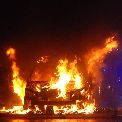 Ein PKW ist auf der A2 in Vollbrand geraten.