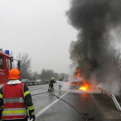  Ein Pkw geriet auf der A25 Richtung Wels in Brand