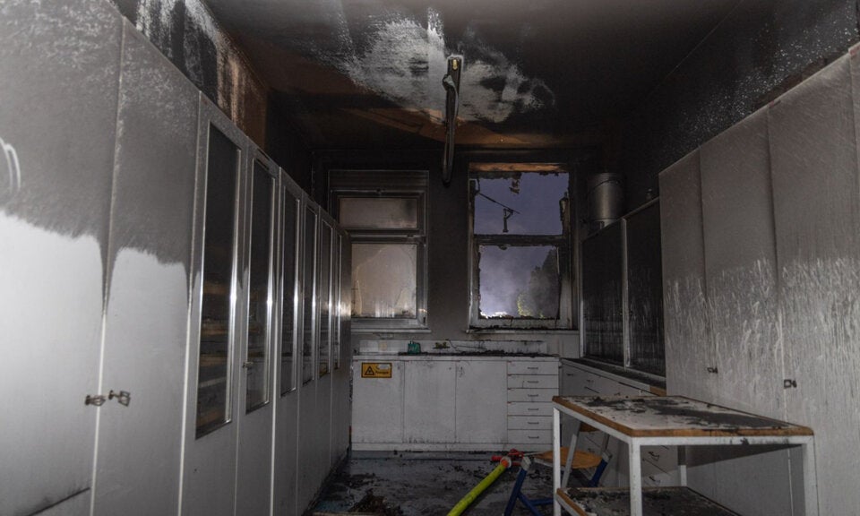 Schüler-Duo legt Feuer in Schule und filmt Brand