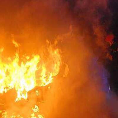 Ein PKW ist auf der A2 in Vollbrand geraten.