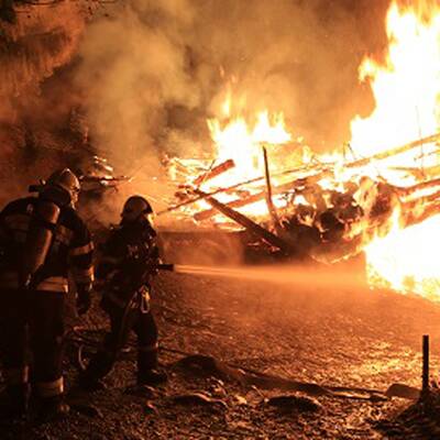 Rund 100 Feuerwehrleute waren sechs Stunden im Einsatz.