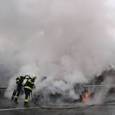  Ein Pkw geriet auf der A25 Richtung Wels in Brand