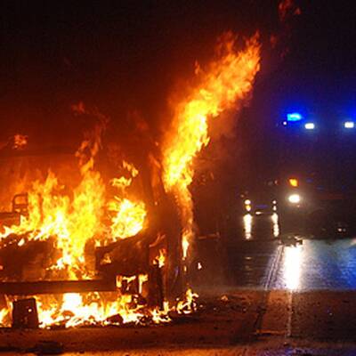 Ein PKW ist auf der A2 in Vollbrand geraten.