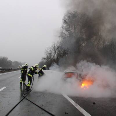  Ein Pkw geriet auf der A25 Richtung Wels in Brand