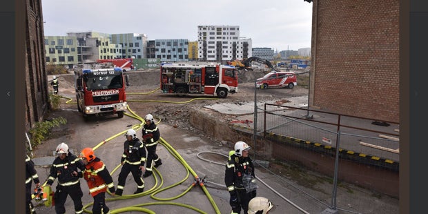 Rauchsäule über Wien: Großbrand in der Nordbahnhalle