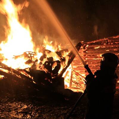 Rund 100 Feuerwehrleute waren sechs Stunden im Einsatz.