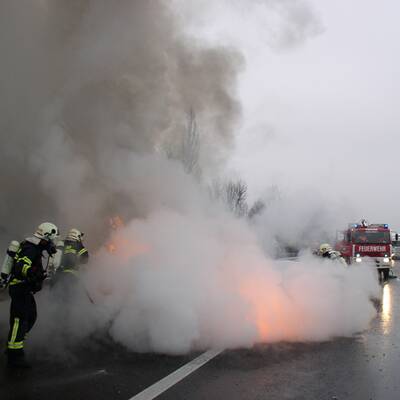  Ein Pkw geriet auf der A25 Richtung Wels in Brand
