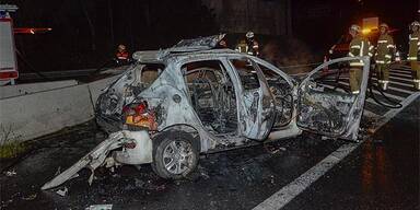 Held rettet Frauen aus brennendem Auto