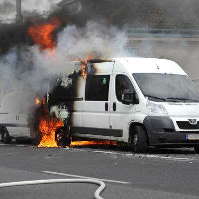 Lieferwagen in Wien brannte aus