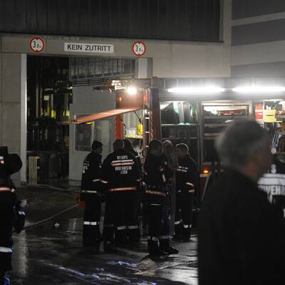Großbrand in Floridsdorfer Lagerhalle