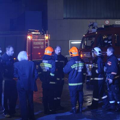 Großbrand in Floridsdorfer Lagerhalle