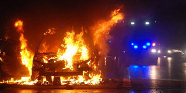PKW gerät auf A2 in Vollbrand