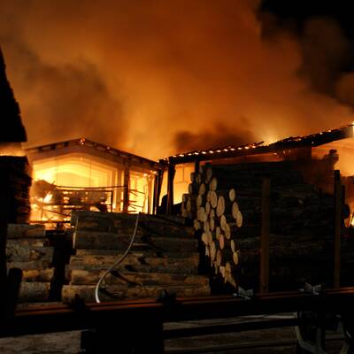 Das Sägewerk in Lofer brannte vollständig aus.