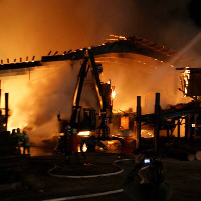 Das Sägewerk in Lofer brannte vollständig aus.