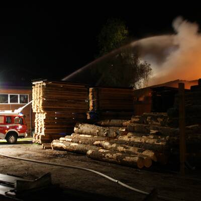 Das Sägewerk in Lofer brannte vollständig aus.