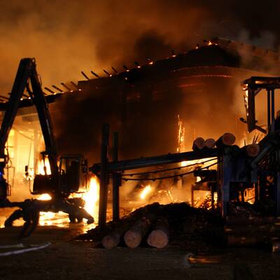 Das Sägewerk in Lofer brannte vollständig aus.
