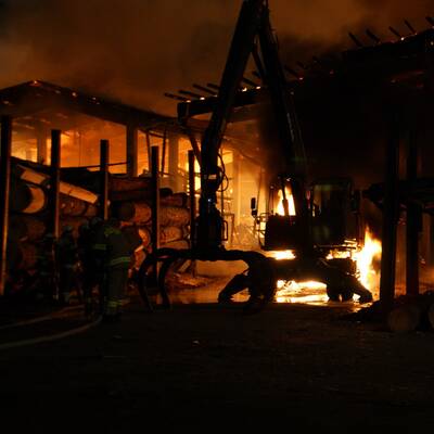 Das Sägewerk in Lofer brannte vollständig aus.