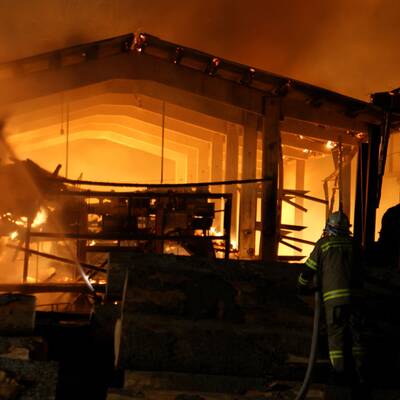 Das Sägewerk in Lofer brannte vollständig aus.