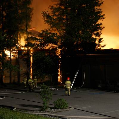 Das Sägewerk in Lofer brannte vollständig aus.